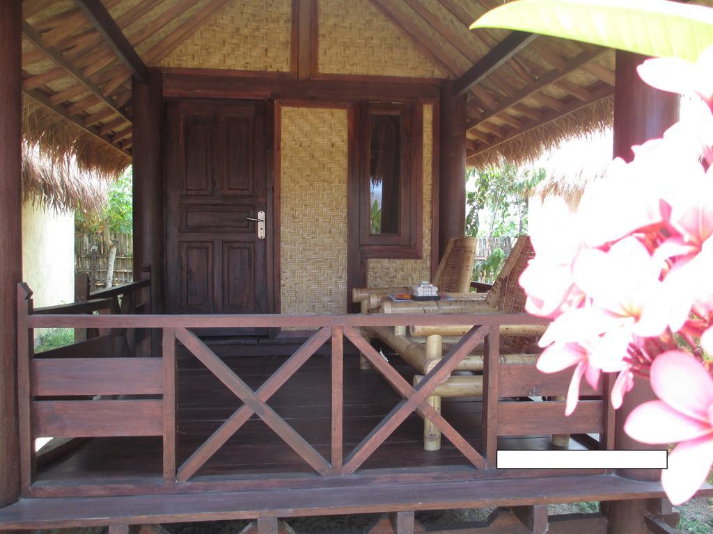 Selong Belanak Bungalows Selong Blanak Exterior foto